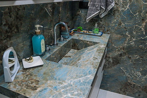 lavatório em porcenalato marmorizado em azul