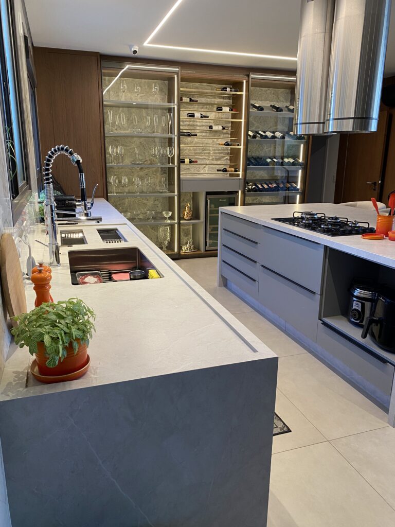 Projeto de bancada de mármore branco em residência de Londrina, executado pela Marmoraria PrimorStone.